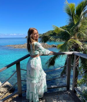 Beverly Bello Instagram - Il y a 1 an nous étions sur cette magnifique île 🏝 un voyage qui sera gravé en nous les Seychelles 🇸🇨