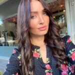 Beverly Bello Instagram – Bonnes  fêtes de fin d’année mes amours 🤍🎄🎁