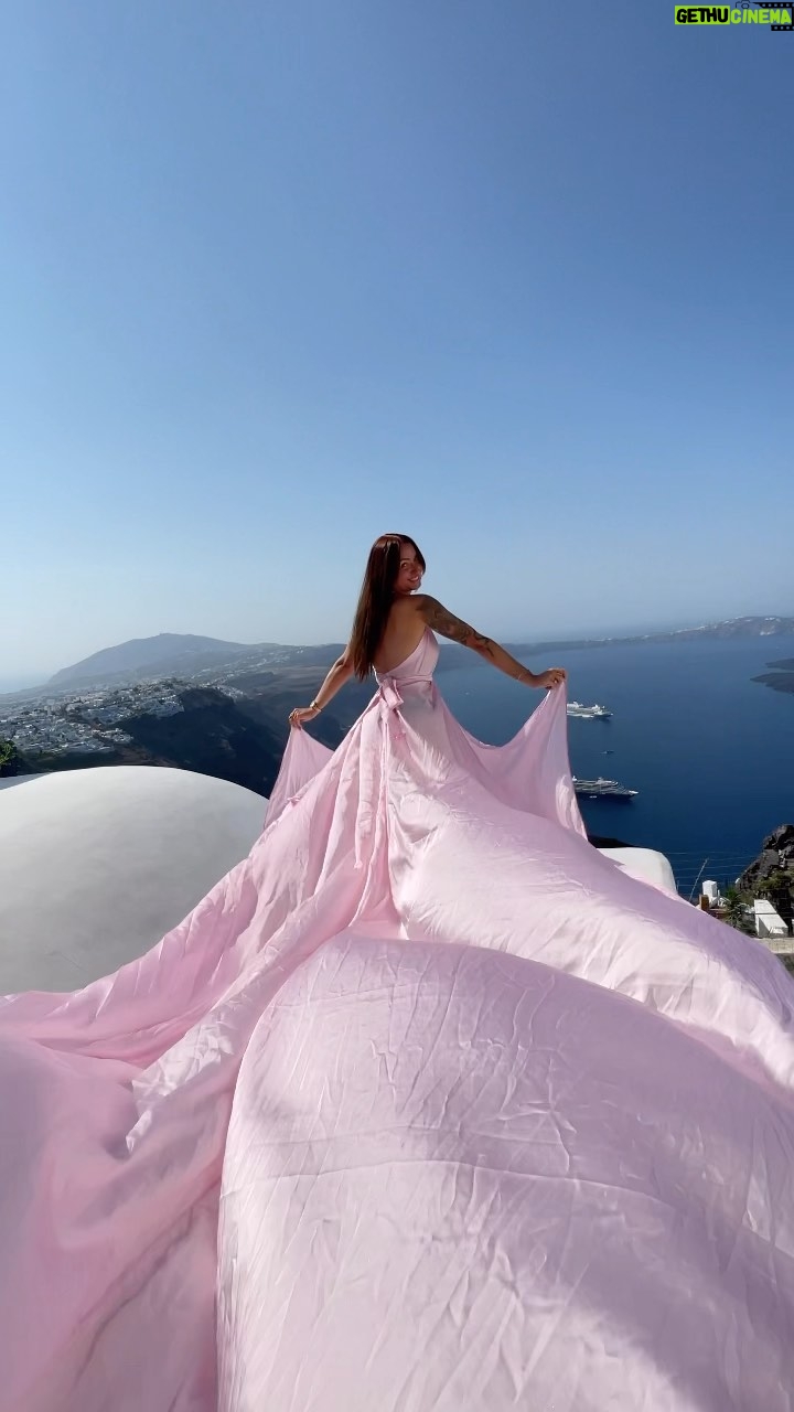 Beverly Bello Instagram - I love Santorini, a beautiful island 💙🇬🇷 📸 @santorinihabibi 🤍 @aidovoyages : Agence de voyage en ligne 🧳 ✈️ #santorin #santorini🇬🇷 #travelphotography #travel #grece #instagood #instagram #summervibes #summer2023 #sponsored #collaboration