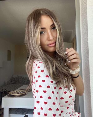 Beverly Bello Instagram - Merci @amyseng.studio pour cette magnifique couleur 😚. Vous aimez ma nouvelle couleur ?