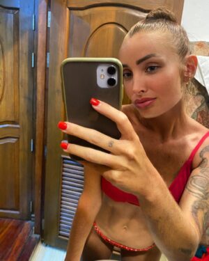 Beverly Bello Instagram - Voilà une petite idée de ma perte de poids après mon aventure des apprentis aventuriers 🥵👀♥️. 

Rendez vous du lundi au vendredi sur @w9officiel à partir de 19h50 . 

TEAM ROUGE ❤️‍🔥

#teamrouge🔴 #lesapprentisaventuriers #w9 #thailand🇹🇭 #tournage