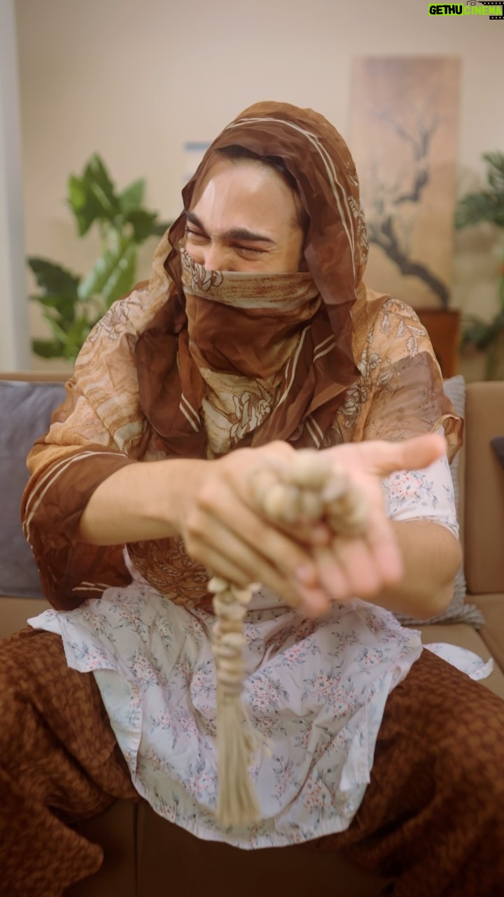 Bhuvan Bam Instagram - Barbie ka chakkar ya bhabhi ka? Jo bhi ho, entertainment nahi rukna chaahiye👀 With Airtel Xstream Fiber, starting at 699 you get 350 TV channels and 20 OTTs at superfast speed. Unlimited entertainment is available, are you taiyaar? #AirtelXstreamFiber #UnlimitedEntertainment #ad