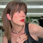 Bia Arantes Instagram - Finalmente a era da franja voltou! E dessa vez com umas loucurinhas a mais! Obrigada @cristhofergloe por mais esse novo corte ao longo desses anos todos de ruivos, castanhos loiros e agora natural! ❤️ Âme Concept