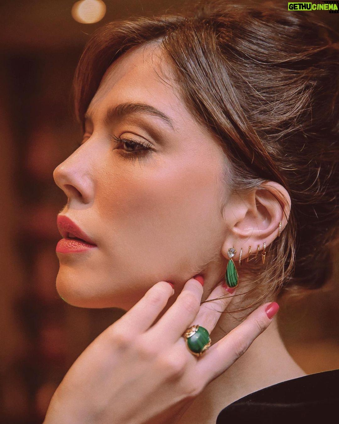 Bia Arantes Instagram - Ontem a @juliookubo me convidou para prestigiar o pré-lançamento da coleção de natal e o a novidade #OkuboMen ! A coleção #TesourosDaFloresta tem linhas fluídas e se inspira na nossa flora! 🌿 Amei! 🤍 Tivoli Mofarrej - São Paulo