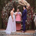 Bia Arantes Instagram - Ontem vivi a emoção de ver uma das minhas melhores amigas da vida toda se casar! Ser sua madrinha e poder presenciar essa união entre agitação e calmaria (haha) foi perfeito, @milenasrf ! Vc e o @kleberterashima são muito especiais e sei que já eram, são e serão muito felizes juntos! 🥰 E amigos, vcs não têm ideia de como amo essas pessoas nessas fotos 💜 Pra esse momento tão especial, um vestido mais que maravilhoso @lethiciabronstein deixou tudo mais lindo! Obrigada! Viva o amor!
