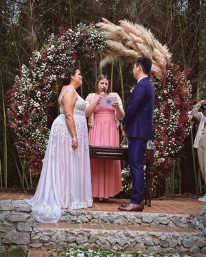 Bia Arantes Instagram - Ontem vivi a emoção de ver uma das minhas melhores amigas da vida toda se casar! 
Ser sua madrinha e poder presenciar essa união entre agitação e calmaria (haha) foi perfeito, @milenasrf ! Vc e o @kleberterashima são muito especiais e sei que já eram, são e serão muito felizes juntos! 🥰 

E amigos, vcs não têm ideia de como amo essas pessoas nessas fotos 💜 

Pra esse momento tão especial, um vestido mais que maravilhoso @lethiciabronstein deixou tudo mais lindo! Obrigada! 

Viva o amor!