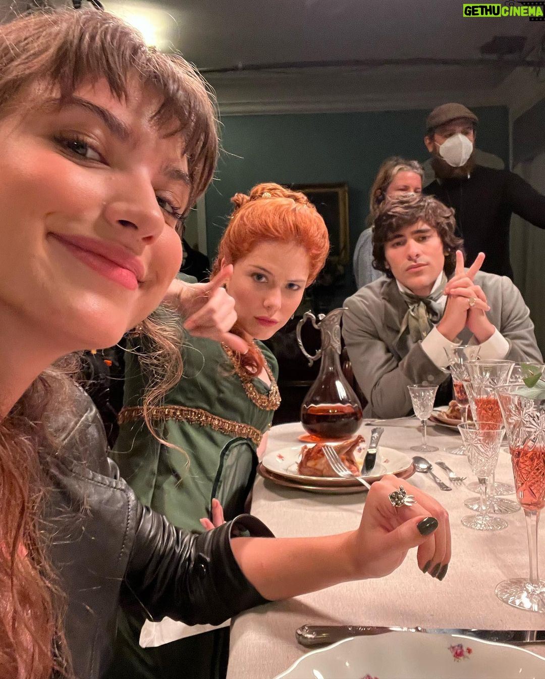 Bia Arantes Instagram - Foto de making off pra dizer que hoje estreia nos cinemas de todo Brasil @perdidafilme ✨👟❤️ Esperamos que vcs testemunhem todo amor que tivemos no processo de fazer esse filme, que tá maravilhoso! @carinarissi , vc é incrível! Tem que ter muito talento e coragem para desenvolver sonhos e torná-los uma fantasia apaixonante pra tantas e tantas pessoas. Que honra ter dado vida à Teodora! Obrigada tbm @filmlandinternacional e @tubaldinishelling por sempre lutarem tanto pelo nosso cinema, e por terem me dado esse voto de confiança pra estar com vcs! @katherinechediak @deanwlaw agradeço muito por tudo! E a toda equipe tbm, foi um privilégio estar com vcs! E cada um é parte essencial do filme! ♥️ Aos meus colegas, não tenho nem o que dizer. Vcs sabem, eu sei que sabem, do quanto fomos e somos felizes por estarmos juntos… @gigigrigio @montaleone @natufalcao @golden.dadiva @dimontez @lapena @lucinhalinsoficial @clarachoveaux @thiagojustinooficial @lourisinhafernandes @marlon.ssales @sergio_malheiros @mohanauchoa @orafacoimbra @lucianapaesviva Vcs estão no meu ♥️ sempre! E pra finalizar, pessoal: vão ao cinema! Prestigiem nosso cinema nacional, que tem tanto a oferecer e nos fazer sonhar! ✨