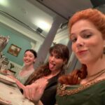 Bia Arantes Instagram - Foto de making off pra dizer que hoje estreia nos cinemas de todo Brasil @perdidafilme ✨👟❤️ Esperamos que vcs testemunhem todo amor que tivemos no processo de fazer esse filme, que tá maravilhoso! @carinarissi , vc é incrível! Tem que ter muito talento e coragem para desenvolver sonhos e torná-los uma fantasia apaixonante pra tantas e tantas pessoas. Que honra ter dado vida à Teodora! Obrigada tbm @filmlandinternacional e @tubaldinishelling por sempre lutarem tanto pelo nosso cinema, e por terem me dado esse voto de confiança pra estar com vcs! @katherinechediak @deanwlaw agradeço muito por tudo! E a toda equipe tbm, foi um privilégio estar com vcs! E cada um é parte essencial do filme! ♥️ Aos meus colegas, não tenho nem o que dizer. Vcs sabem, eu sei que sabem, do quanto fomos e somos felizes por estarmos juntos… @gigigrigio @montaleone @natufalcao @golden.dadiva @dimontez @lapena @lucinhalinsoficial @clarachoveaux @thiagojustinooficial @lourisinhafernandes @marlon.ssales @sergio_malheiros @mohanauchoa @orafacoimbra @lucianapaesviva Vcs estão no meu ♥️ sempre! E pra finalizar, pessoal: vão ao cinema! Prestigiem nosso cinema nacional, que tem tanto a oferecer e nos fazer sonhar! ✨