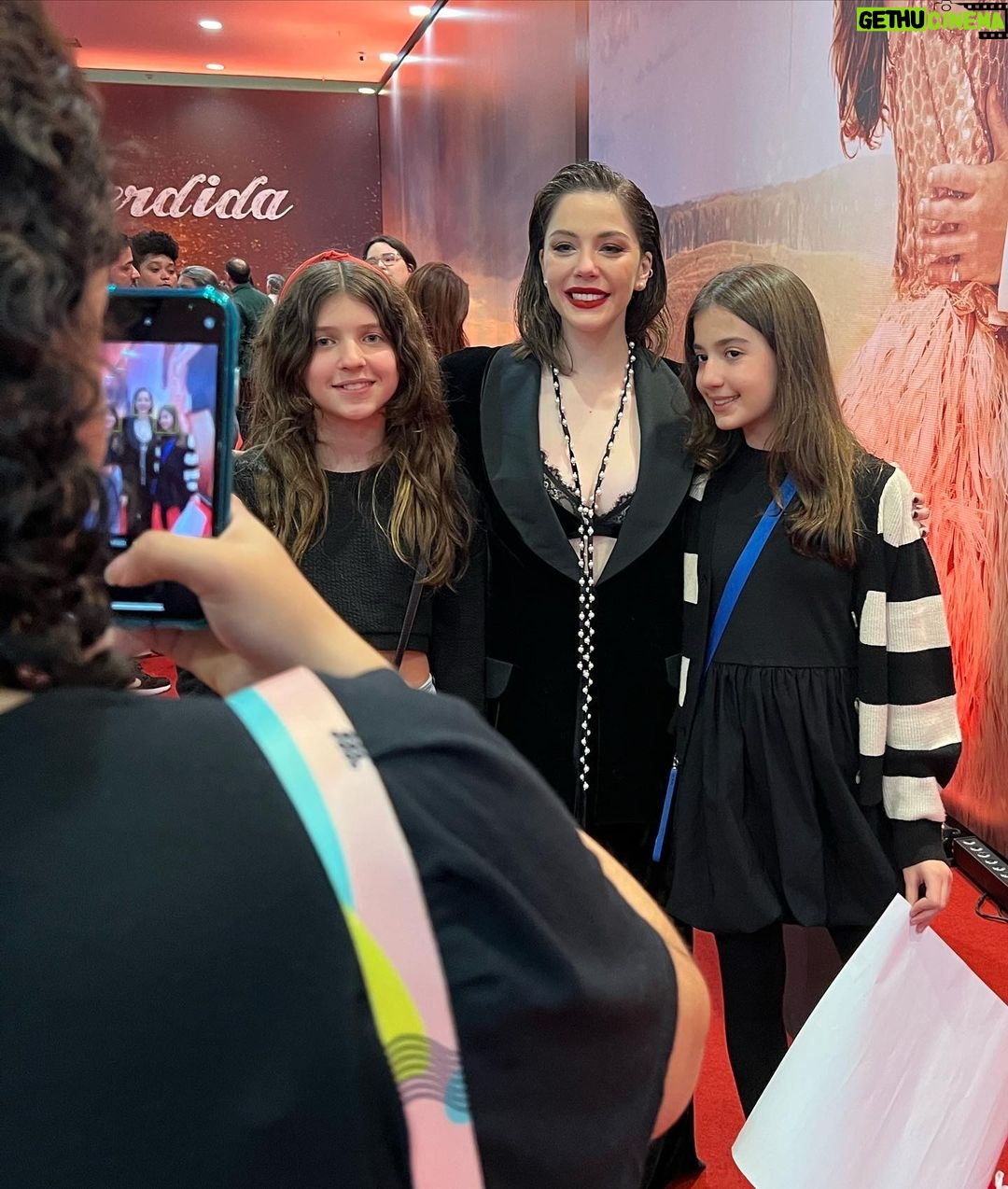Bia Arantes Instagram - Pré-estreia de @perdidafilme ontem super emocionante! Não consegui tirar foto com vários amigos que foram, mas não podia estar mais feliz por tê-los lá! ♥️✨ Em breve começo a soltar as fotos da filmagem 😛 Parabéns a cada pessoa que fez parte de projeto que amamos tanto e que ficou tão lindo! Amo vocês ✨👟 @perdidafilme 13 de julho nos cinemas do Brasil! Cinemark Shopping Eldorado