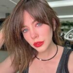 Bia Arantes Instagram - Finalmente a era da franja voltou! E dessa vez com umas loucurinhas a mais! Obrigada @cristhofergloe por mais esse novo corte ao longo desses anos todos de ruivos, castanhos loiros e agora natural! ❤️ Âme Concept