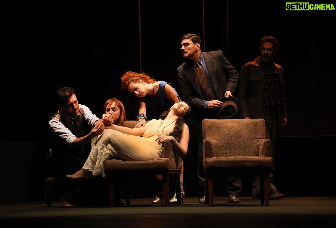 Bia Arantes Instagram - Ingressos esgotados para @otempoeasala ! Hoje e amanhã no @festivaldecuritiba , às 20:30 no Teatro Guairinha! Viva!!! 🎭♥️ #BothoStrauss fotos: Chico Nogueira