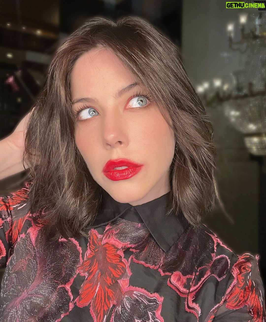 Bia Arantes Instagram - Dia de cuidar do cabelítio com meu amigo @cristhofergloe que já deixou meu cabelo ruivo, loiro e agora natural! Tonalizante igualzinho minha raiz até a química das colorações anteriores irem embora! Obrigada equipe @casaflorah ! ♥️