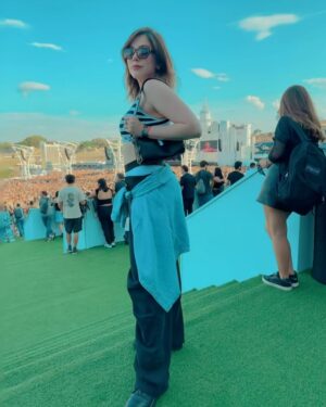 Bia Arantes Instagram - thnks @riachuelo pelo convite e pelo look para curtir o @thetownfestival que tá demais! 🖤 #thetown #riachuelo