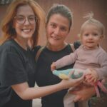 Bia Arantes Instagram - Coisas lindas da vida: parar pra tomar um café ao acaso e encontrar minha irmã e minha sobrinha Rosa! Te amo @raiteichimam ♥️ E sem saber como vou seguir vivendo após tomar o melhor Chai latte e o melhor bolo de maçã que já provei na vida! @cafecomquintal mistura café, quintal e artes em SP! Conheçam o café lindo da minha irmã ♥️✨ Café com Quintal