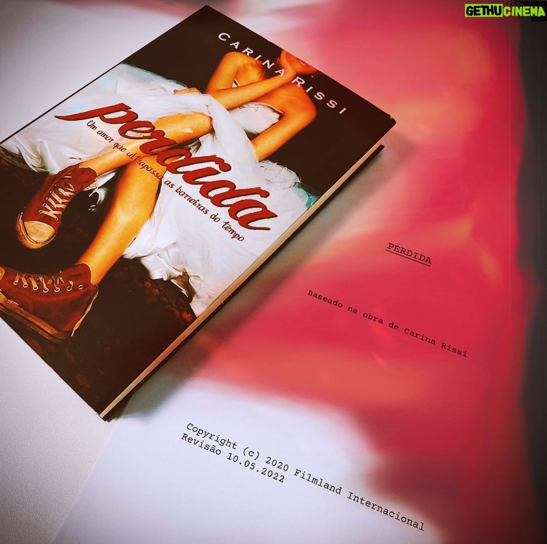 Bia Arantes Instagram - Para confirmar as muitas suspeitas: SIM! Estarei oficialmente vivendo alguns séculos atrás nos próximos meses 👀 “Perdida” é best-seller da genial @carinarissi e que agora será filme, feito pela Filmland e coproduzida pela Disney no Brasil 🥰