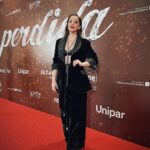 Bia Arantes Instagram - Pré-estreia de @perdidafilme ontem super emocionante! Não consegui tirar foto com vários amigos que foram, mas não podia estar mais feliz por tê-los lá! ♥️✨ Em breve começo a soltar as fotos da filmagem 😛 Parabéns a cada pessoa que fez parte de projeto que amamos tanto e que ficou tão lindo! Amo vocês ✨👟 @perdidafilme 13 de julho nos cinemas do Brasil! Cinemark Shopping Eldorado