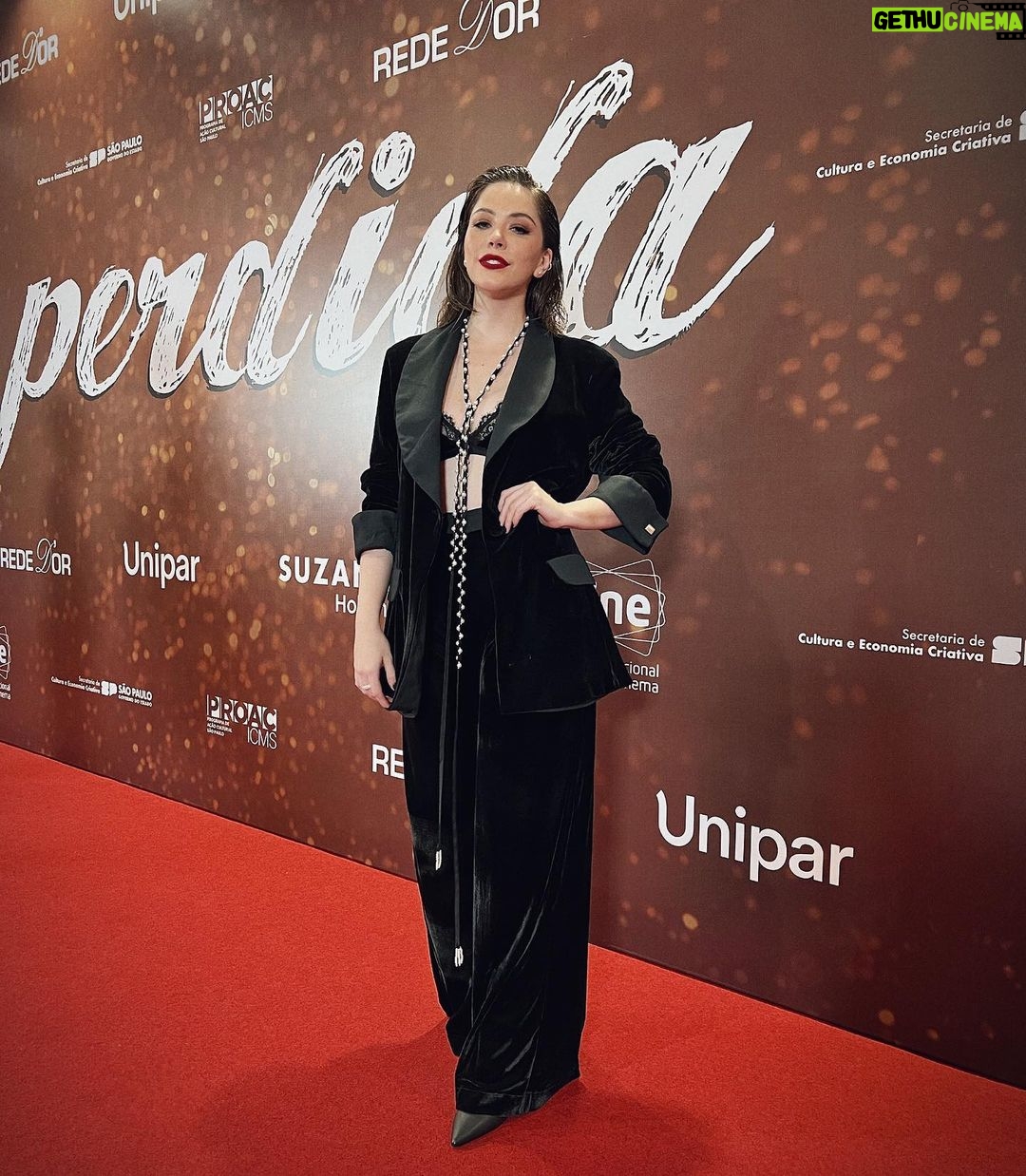 Bia Arantes Instagram - Pré-estreia de @perdidafilme ontem super emocionante! Não consegui tirar foto com vários amigos que foram, mas não podia estar mais feliz por tê-los lá! ♥️✨ Em breve começo a soltar as fotos da filmagem 😛 Parabéns a cada pessoa que fez parte de projeto que amamos tanto e que ficou tão lindo! Amo vocês ✨👟 @perdidafilme 13 de julho nos cinemas do Brasil! Cinemark Shopping Eldorado