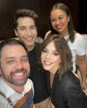 Bia Arantes Instagram - Tá passada? Depois de muitos anos a tia voltou pro tom natural!! ✨ 

Obrigada meu amigo @cristhofergloe e sua equipe maravilhosa e obrigada meu queridíssimo @ronneybueno pela make deslumbrante! 

Boas festas, gente linda! ♥️