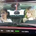Bia Arantes Instagram - Acho que quem não trabalha no audiovisual não tem ideia de quanta gente e quanto trabalho estão envolvidos em uma produção. É muita coisa. Muito intenso, muita dedicação. Encontrar uma produção que reúna tanta gente incrível, é quase como ganhar na loteria. Estar em harmonia com o roteiro, com a direção, produção, colegas todos… ir trabalhar feliz é uma das maiores realizações que pode se ter. E em #AHistoriaDelas eu fui feliz demais (apesar das muitas cenas chorando 😛) . @pablouranga obrigada por acreditar em mim mais uma vez, e saio dessa experiência te admirando ainda mais do que já admiro e gosto há anos. @mariafarkas e @lulubap me falta palavras pra contemplar a alegria de ser dirigida e conduzida por vcs tbm. Que mulheres fodas! @crisvianna , @arealspiller , @emmazices eu, nem em sonhos, poderia estar com parceiras melhores. Profissionalmente, pessoalmente. Vcs e todxs do elenco, só gente incrível. Mto obrigada. Galera da pré, da pós que começa agora, da preparação (@mariasilvia_por_ai ), produção, caracterização, figurino, arte, montagem, platô, foco, AD, continuidade, laboratório anticovid, limpeza, catering, maquinarias, captação de som, figuração, fotografia, making of, roteiristas, transporte, e a todos vcs que fizeram parte disso: vcs estarão sempre no meu coração ♥️ Meu muito muito muito obrigada! E Ana Rosa, foi uma loucura deliciosa cada segundo que fui você…vou ficar com saudade! A gente se vê! #AHD