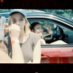 Bia Arantes Instagram - Acho que quem não trabalha no audiovisual não tem ideia de quanta gente e quanto trabalho estão envolvidos em uma produção. É muita coisa. Muito intenso, muita dedicação. Encontrar uma produção que reúna tanta gente incrível, é quase como ganhar na loteria. Estar em harmonia com o roteiro, com a direção, produção, colegas todos… ir trabalhar feliz é uma das maiores realizações que pode se ter. E em #AHistoriaDelas eu fui feliz demais (apesar das muitas cenas chorando 😛) . @pablouranga obrigada por acreditar em mim mais uma vez, e saio dessa experiência te admirando ainda mais do que já admiro e gosto há anos. @mariafarkas e @lulubap me falta palavras pra contemplar a alegria de ser dirigida e conduzida por vcs tbm. Que mulheres fodas! @crisvianna , @arealspiller , @emmazices eu, nem em sonhos, poderia estar com parceiras melhores. Profissionalmente, pessoalmente. Vcs e todxs do elenco, só gente incrível. Mto obrigada. Galera da pré, da pós que começa agora, da preparação (@mariasilvia_por_ai ), produção, caracterização, figurino, arte, montagem, platô, foco, AD, continuidade, laboratório anticovid, limpeza, catering, maquinarias, captação de som, figuração, fotografia, making of, roteiristas, transporte, e a todos vcs que fizeram parte disso: vcs estarão sempre no meu coração ♥️ Meu muito muito muito obrigada! E Ana Rosa, foi uma loucura deliciosa cada segundo que fui você…vou ficar com saudade! A gente se vê! #AHD