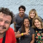 Bia Arantes Instagram - Acho que quem não trabalha no audiovisual não tem ideia de quanta gente e quanto trabalho estão envolvidos em uma produção. É muita coisa. Muito intenso, muita dedicação. Encontrar uma produção que reúna tanta gente incrível, é quase como ganhar na loteria. Estar em harmonia com o roteiro, com a direção, produção, colegas todos… ir trabalhar feliz é uma das maiores realizações que pode se ter. E em #AHistoriaDelas eu fui feliz demais (apesar das muitas cenas chorando 😛) . @pablouranga obrigada por acreditar em mim mais uma vez, e saio dessa experiência te admirando ainda mais do que já admiro e gosto há anos. @mariafarkas e @lulubap me falta palavras pra contemplar a alegria de ser dirigida e conduzida por vcs tbm. Que mulheres fodas! @crisvianna , @arealspiller , @emmazices eu, nem em sonhos, poderia estar com parceiras melhores. Profissionalmente, pessoalmente. Vcs e todxs do elenco, só gente incrível. Mto obrigada. Galera da pré, da pós que começa agora, da preparação (@mariasilvia_por_ai ), produção, caracterização, figurino, arte, montagem, platô, foco, AD, continuidade, laboratório anticovid, limpeza, catering, maquinarias, captação de som, figuração, fotografia, making of, roteiristas, transporte, e a todos vcs que fizeram parte disso: vcs estarão sempre no meu coração ♥️ Meu muito muito muito obrigada! E Ana Rosa, foi uma loucura deliciosa cada segundo que fui você…vou ficar com saudade! A gente se vê! #AHD