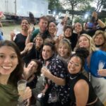 Bia Arantes Instagram - Acho que quem não trabalha no audiovisual não tem ideia de quanta gente e quanto trabalho estão envolvidos em uma produção. É muita coisa. Muito intenso, muita dedicação. Encontrar uma produção que reúna tanta gente incrível, é quase como ganhar na loteria. Estar em harmonia com o roteiro, com a direção, produção, colegas todos… ir trabalhar feliz é uma das maiores realizações que pode se ter. E em #AHistoriaDelas eu fui feliz demais (apesar das muitas cenas chorando 😛) . @pablouranga obrigada por acreditar em mim mais uma vez, e saio dessa experiência te admirando ainda mais do que já admiro e gosto há anos. @mariafarkas e @lulubap me falta palavras pra contemplar a alegria de ser dirigida e conduzida por vcs tbm. Que mulheres fodas! @crisvianna , @arealspiller , @emmazices eu, nem em sonhos, poderia estar com parceiras melhores. Profissionalmente, pessoalmente. Vcs e todxs do elenco, só gente incrível. Mto obrigada. Galera da pré, da pós que começa agora, da preparação (@mariasilvia_por_ai ), produção, caracterização, figurino, arte, montagem, platô, foco, AD, continuidade, laboratório anticovid, limpeza, catering, maquinarias, captação de som, figuração, fotografia, making of, roteiristas, transporte, e a todos vcs que fizeram parte disso: vcs estarão sempre no meu coração ♥️ Meu muito muito muito obrigada! E Ana Rosa, foi uma loucura deliciosa cada segundo que fui você…vou ficar com saudade! A gente se vê! #AHD