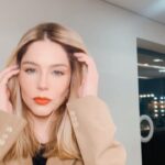 Bia Arantes Instagram - New blondie ✨ E digam oi para minha nova personagem 🙃 Loiro: @cristhofergloe / @vitorioov Style: @gajustyling Foto: @jeffportostudio Make/hair: @jonas.makeup_ Make video: @vickymebarak Loira Ryca