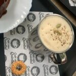 Bia Arantes Instagram - Coisas lindas da vida: parar pra tomar um café ao acaso e encontrar minha irmã e minha sobrinha Rosa! Te amo @raiteichimam ♥️ E sem saber como vou seguir vivendo após tomar o melhor Chai latte e o melhor bolo de maçã que já provei na vida! @cafecomquintal mistura café, quintal e artes em SP! Conheçam o café lindo da minha irmã ♥️✨ Café com Quintal