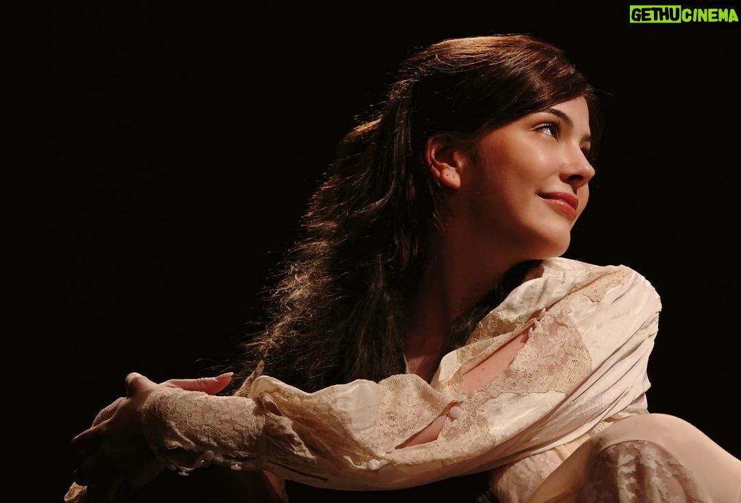 Bia Arantes Instagram - Ingressos esgotados para @otempoeasala ! Hoje e amanhã no @festivaldecuritiba , às 20:30 no Teatro Guairinha! Viva!!! 🎭♥️ #BothoStrauss fotos: Chico Nogueira