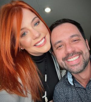 Bia Arantes Instagram - meus amigos além de pessoas maravilhosas são talento puro!!! @cristhofergloe obrigada por ser o the best esses anos todos e @vitorioov que além de dar assistência no hair fez essa make maravilhosa!!! Amo vcs! ♥️