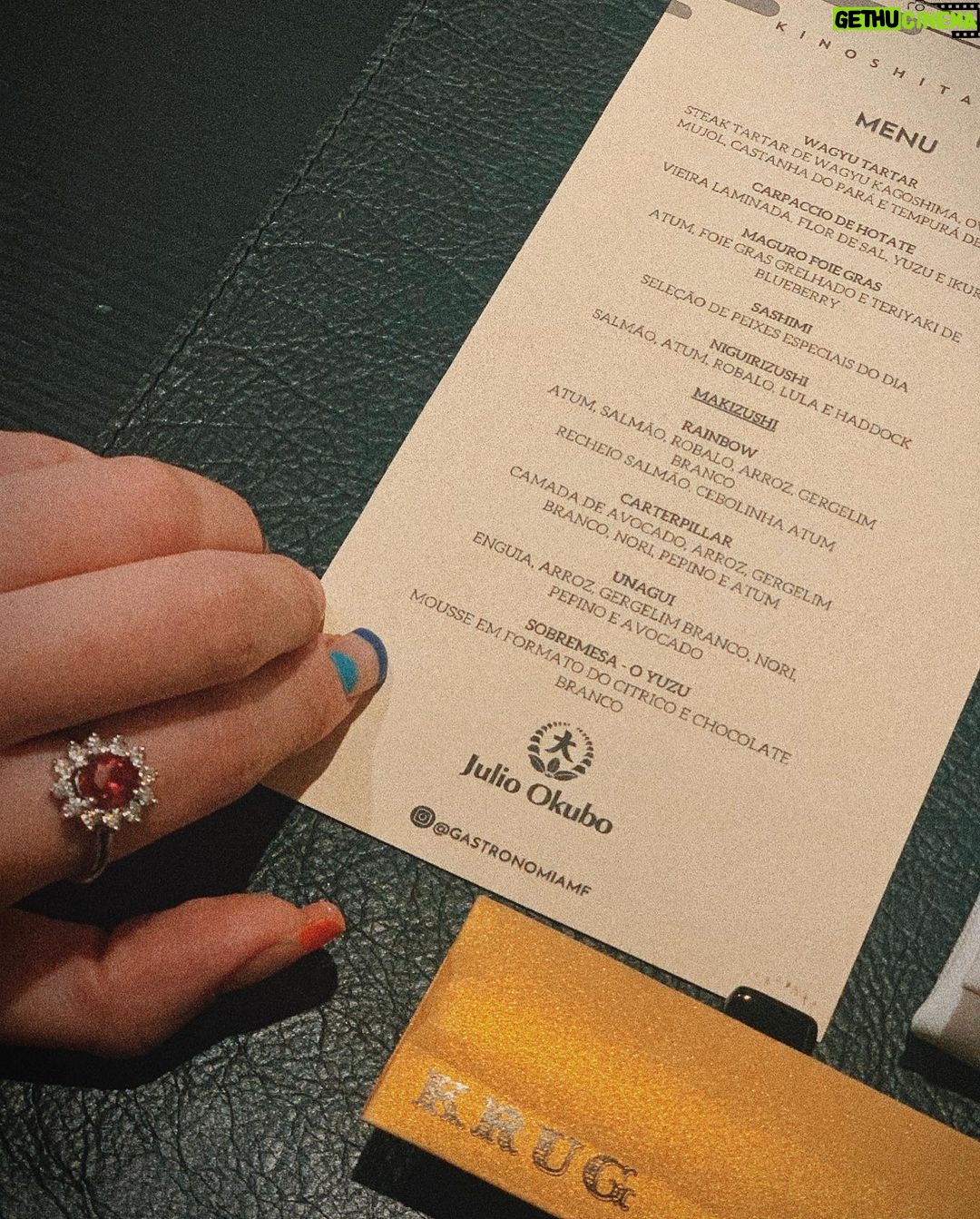 Bia Arantes Instagram - Hoje tive a honra de celebrar o amor num jantar divino da @juliookubo em parceria com o @kinoshitarestaurante , todo harmonizado com Champagne Krug Grand Cuvée Brut. 🥂 Essa é uma ação para celebrar o dia dos namorados e clientes @juliookubo terão oportunidade de viver essa experiência tb! Viva o amor e as grandes experiências da vida! 🧡✨ 📸 @guicastelao 💍 @juliookubo 👗 @lalibela.shop / @gajustyling 🥿 @schutzoficial / @gajustyling 🎈 @jujubfernandes / @gastronomiamf Kinoshita