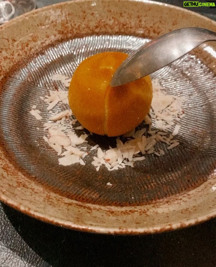 Bia Arantes Instagram - Hoje tive a honra de celebrar o amor num jantar divino da @juliookubo em parceria com o @kinoshitarestaurante , todo harmonizado com Champagne Krug Grand Cuvée Brut. 🥂 Essa é uma ação para celebrar o dia dos namorados e clientes @juliookubo terão oportunidade de viver essa experiência tb! Viva o amor e as grandes experiências da vida! 🧡✨ 📸 @guicastelao 💍 @juliookubo 👗 @lalibela.shop / @gajustyling 🥿 @schutzoficial / @gajustyling 🎈 @jujubfernandes / @gastronomiamf Kinoshita
