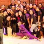 Bia Torres Instagram – Dump de tres dias lindos de competição em Campos. Que momento! 💜

A dança me reconstrói todas as vezes que meu mundo desaba. Quem dança sabe que, com o tempo, dançar vira refúgio, abrigo, remédio. 

Sou grata por poder aprender e ensinar. Grata por cultivar sonhos e fazer parte dessa história. Sinto orgulho da nossa mensagem e do nosso propósito. Orgulho do império digno que estamos construindo e de cada um dos pequenos castelos que levantamos no coração dos nossos alunos. Ver o resultado do nosso suor me faz ter certeza que estamos no caminho certo e que, de pouco em pouco, somos capazes de transformar.

A gente dança pra ser feliz e, é sério, o que não falta aqui é felicidade. No caos, na vitória, na derrota, no perrengue, na sala, no palco… nós somos muito, muito felizes. E é exatamente por isso, pelo amor que sentimos pelo que fazemos, que por onde nós passaremos, sempre, as pessoas saberão quem nós somos.