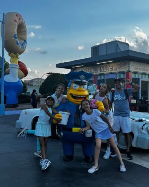 Bia Torres Instagram - dia incrível na @universalorlando hojeee! 🌎♥️ dica pra quem vem é comprar o "Express" pra conseguir fazer todas as atrações, fizemos e repetimos tudo o que amamos e a experiência foi 100%. 

@universaldestinationsbrasil