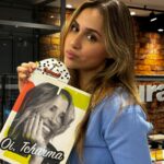 Bia Torres Instagram – OS 5 PASSOS PRA SE TORNAR UMA BIG BOSS 🫡Finalmente chegou o livro da @karlacimed na @leitura.goiania ✨ Amo ler biografias e me inspirar em histórias de mulheres que eu admiro. Corre pra comprar o seu antes que esgote e ainda ganhar o Carmed exclusivo da Tchurma! ♥️