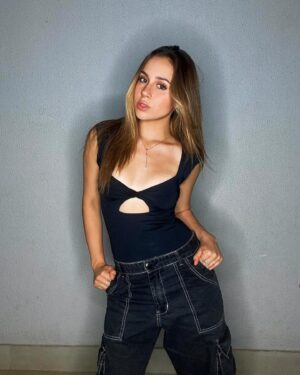 Bia Torres Instagram - i'm from the city 🧸🖤🪐✨ 
encontrei os looks mais lindos e versáteis do mundo na @pangeia96, já te amo!!! cupom: BIA10