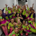Bia Torres Instagram – Dump de tres dias lindos de competição em Campos. Que momento! 💜

A dança me reconstrói todas as vezes que meu mundo desaba. Quem dança sabe que, com o tempo, dançar vira refúgio, abrigo, remédio. 

Sou grata por poder aprender e ensinar. Grata por cultivar sonhos e fazer parte dessa história. Sinto orgulho da nossa mensagem e do nosso propósito. Orgulho do império digno que estamos construindo e de cada um dos pequenos castelos que levantamos no coração dos nossos alunos. Ver o resultado do nosso suor me faz ter certeza que estamos no caminho certo e que, de pouco em pouco, somos capazes de transformar.

A gente dança pra ser feliz e, é sério, o que não falta aqui é felicidade. No caos, na vitória, na derrota, no perrengue, na sala, no palco… nós somos muito, muito felizes. E é exatamente por isso, pelo amor que sentimos pelo que fazemos, que por onde nós passaremos, sempre, as pessoas saberão quem nós somos.