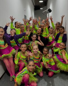 Bia Torres Instagram - Dump de tres dias lindos de competição em Campos. Que momento! 💜 A dança me reconstrói todas as vezes que meu mundo desaba. Quem dança sabe que, com o tempo, dançar vira refúgio, abrigo, remédio. Sou grata por poder aprender e ensinar. Grata por cultivar sonhos e fazer parte dessa história. Sinto orgulho da nossa mensagem e do nosso propósito. Orgulho do império digno que estamos construindo e de cada um dos pequenos castelos que levantamos no coração dos nossos alunos. Ver o resultado do nosso suor me faz ter certeza que estamos no caminho certo e que, de pouco em pouco, somos capazes de transformar. A gente dança pra ser feliz e, é sério, o que não falta aqui é felicidade. No caos, na vitória, na derrota, no perrengue, na sala, no palco... nós somos muito, muito felizes. E é exatamente por isso, pelo amor que sentimos pelo que fazemos, que por onde nós passaremos, sempre, as pessoas saberão quem nós somos.