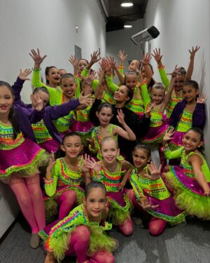 Bia Torres Instagram - Dump de tres dias lindos de competição em Campos. Que momento! 💜

A dança me reconstrói todas as vezes que meu mundo desaba. Quem dança sabe que, com o tempo, dançar vira refúgio, abrigo, remédio. 

Sou grata por poder aprender e ensinar. Grata por cultivar sonhos e fazer parte dessa história. Sinto orgulho da nossa mensagem e do nosso propósito. Orgulho do império digno que estamos construindo e de cada um dos pequenos castelos que levantamos no coração dos nossos alunos. Ver o resultado do nosso suor me faz ter certeza que estamos no caminho certo e que, de pouco em pouco, somos capazes de transformar.

A gente dança pra ser feliz e, é sério, o que não falta aqui é felicidade. No caos, na vitória, na derrota, no perrengue, na sala, no palco... nós somos muito, muito felizes. E é exatamente por isso, pelo amor que sentimos pelo que fazemos, que por onde nós passaremos, sempre, as pessoas saberão quem nós somos.