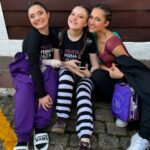 Bia Torres Instagram – Dump de tres dias lindos de competição em Campos. Que momento! 💜

A dança me reconstrói todas as vezes que meu mundo desaba. Quem dança sabe que, com o tempo, dançar vira refúgio, abrigo, remédio. 

Sou grata por poder aprender e ensinar. Grata por cultivar sonhos e fazer parte dessa história. Sinto orgulho da nossa mensagem e do nosso propósito. Orgulho do império digno que estamos construindo e de cada um dos pequenos castelos que levantamos no coração dos nossos alunos. Ver o resultado do nosso suor me faz ter certeza que estamos no caminho certo e que, de pouco em pouco, somos capazes de transformar.

A gente dança pra ser feliz e, é sério, o que não falta aqui é felicidade. No caos, na vitória, na derrota, no perrengue, na sala, no palco… nós somos muito, muito felizes. E é exatamente por isso, pelo amor que sentimos pelo que fazemos, que por onde nós passaremos, sempre, as pessoas saberão quem nós somos.