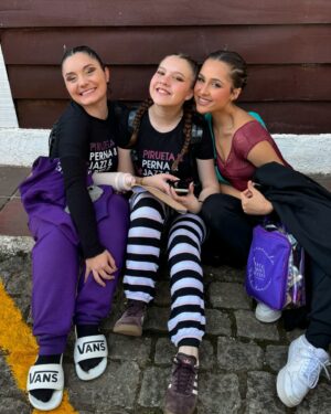 Bia Torres Instagram - Dump de tres dias lindos de competição em Campos. Que momento! 💜

A dança me reconstrói todas as vezes que meu mundo desaba. Quem dança sabe que, com o tempo, dançar vira refúgio, abrigo, remédio. 

Sou grata por poder aprender e ensinar. Grata por cultivar sonhos e fazer parte dessa história. Sinto orgulho da nossa mensagem e do nosso propósito. Orgulho do império digno que estamos construindo e de cada um dos pequenos castelos que levantamos no coração dos nossos alunos. Ver o resultado do nosso suor me faz ter certeza que estamos no caminho certo e que, de pouco em pouco, somos capazes de transformar.

A gente dança pra ser feliz e, é sério, o que não falta aqui é felicidade. No caos, na vitória, na derrota, no perrengue, na sala, no palco... nós somos muito, muito felizes. E é exatamente por isso, pelo amor que sentimos pelo que fazemos, que por onde nós passaremos, sempre, as pessoas saberão quem nós somos.