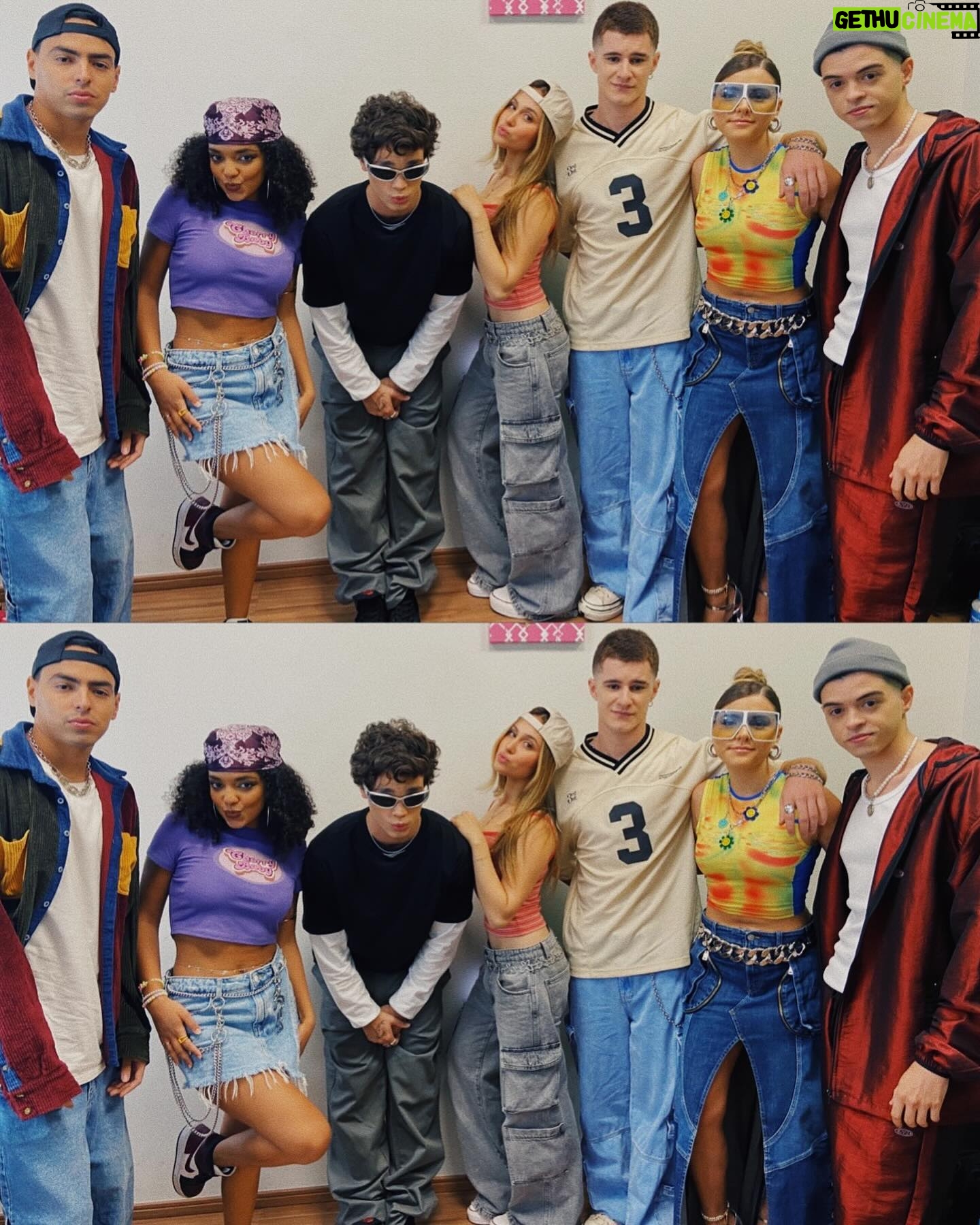 Bia Torres Instagram - backstage!!!! 🍕🍕🍕 @bffgirlsoficial @solo4oficial (?)