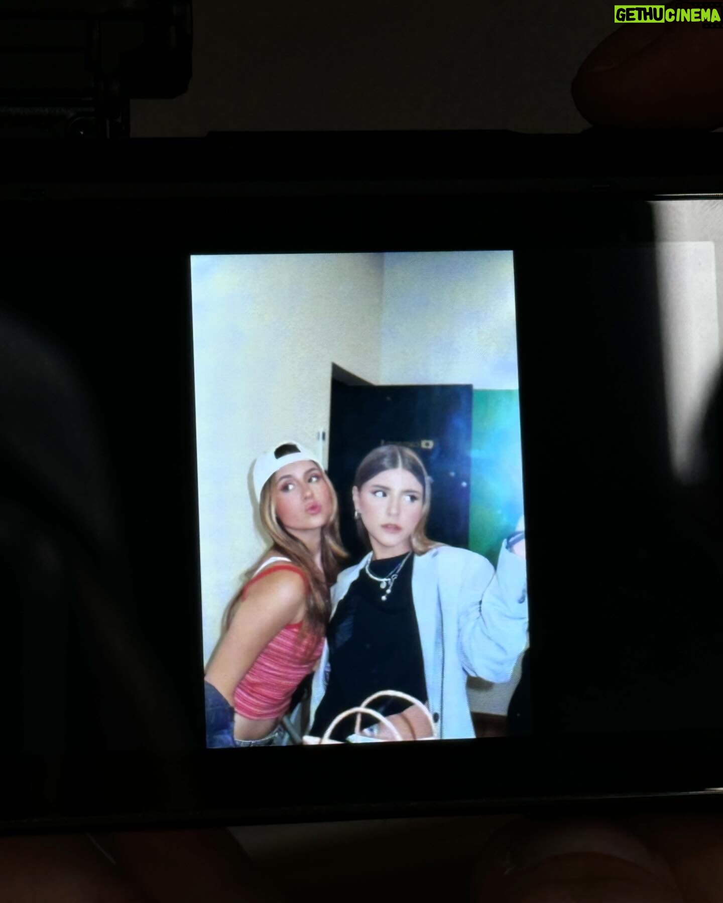 Bia Torres Instagram - backstage!!!! 🍕🍕🍕 @bffgirlsoficial @solo4oficial (?)