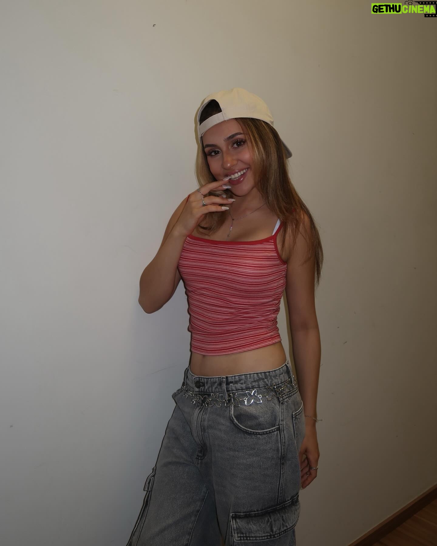 Bia Torres Instagram - backstage!!!! 🍕🍕🍕 @bffgirlsoficial @solo4oficial (?)