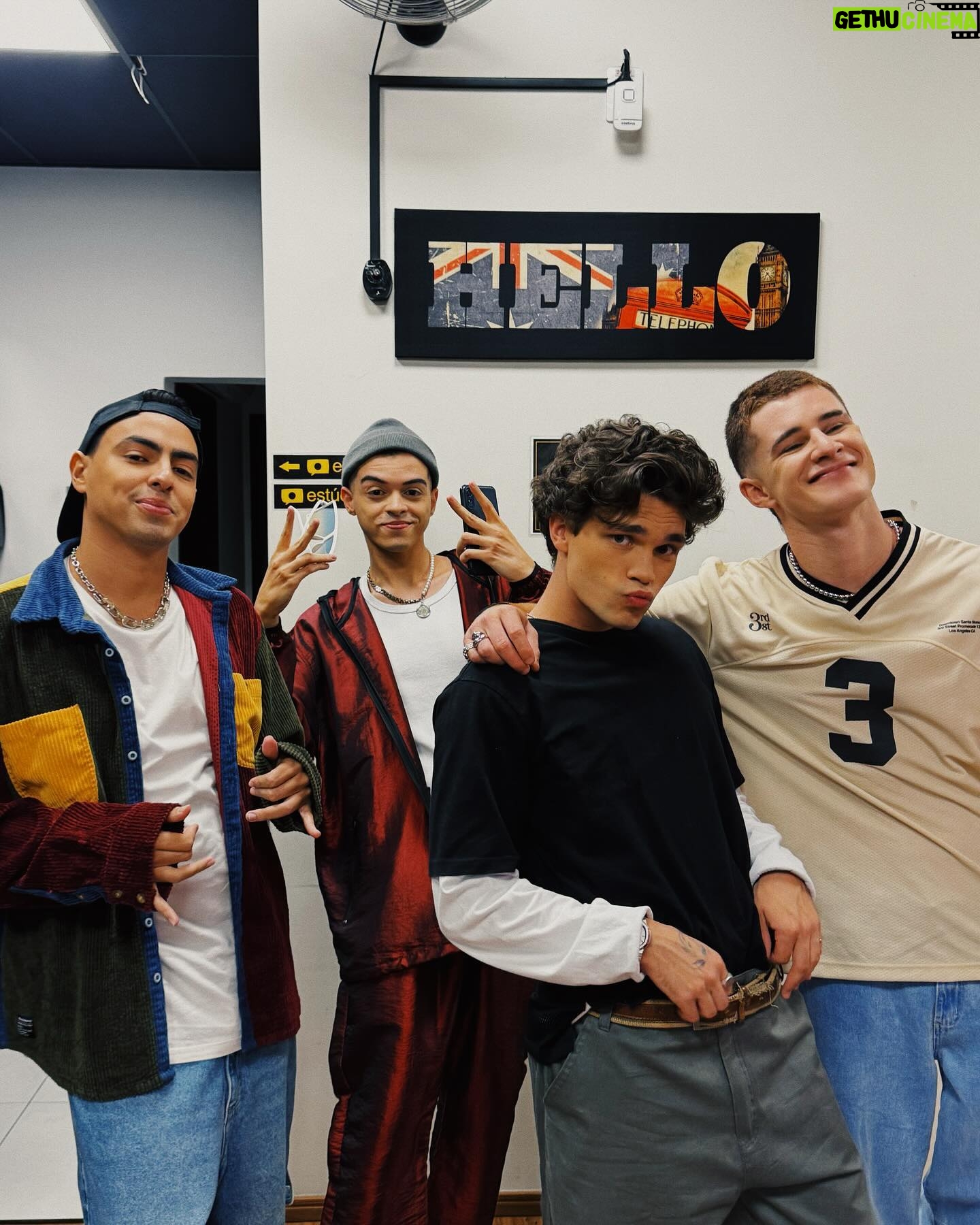 Bia Torres Instagram - backstage!!!! 🍕🍕🍕 @bffgirlsoficial @solo4oficial (?)