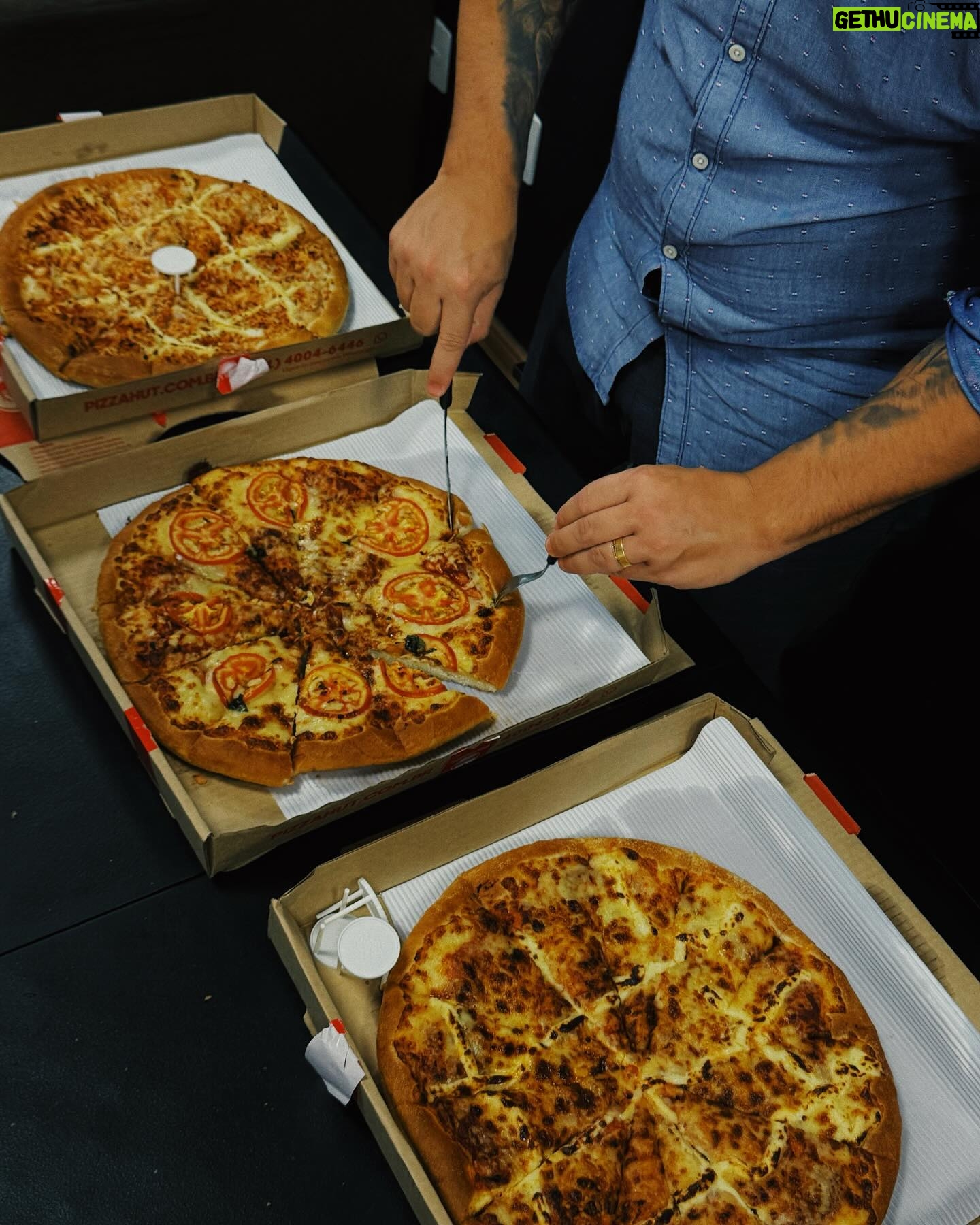 Bia Torres Instagram - backstage!!!! 🍕🍕🍕 @bffgirlsoficial @solo4oficial (?)