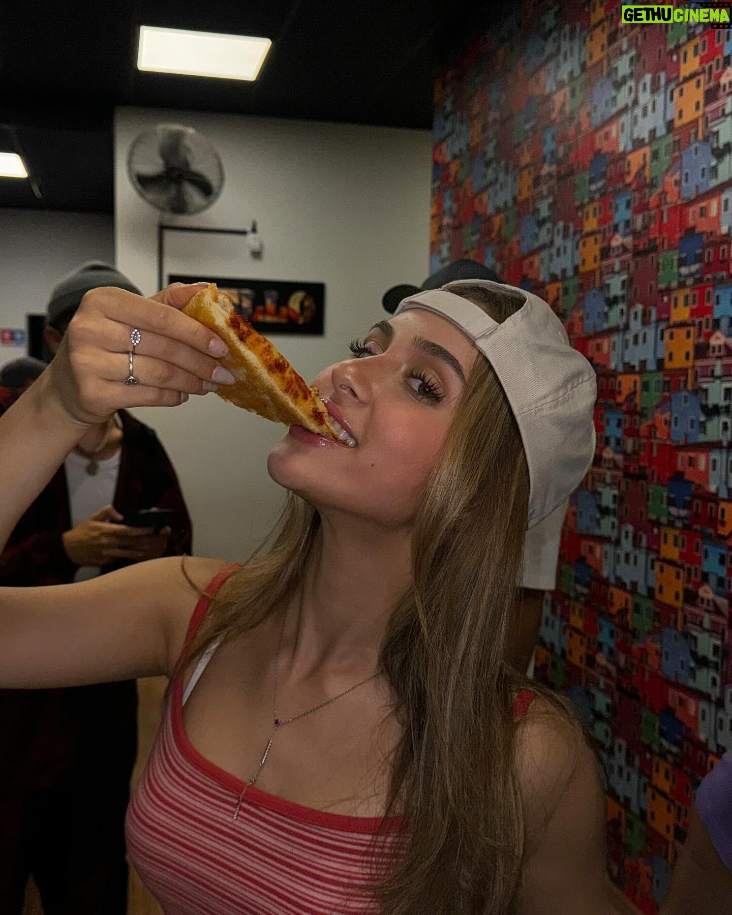 Bia Torres Instagram - backstage!!!! 🍕🍕🍕 @bffgirlsoficial @solo4oficial (?)