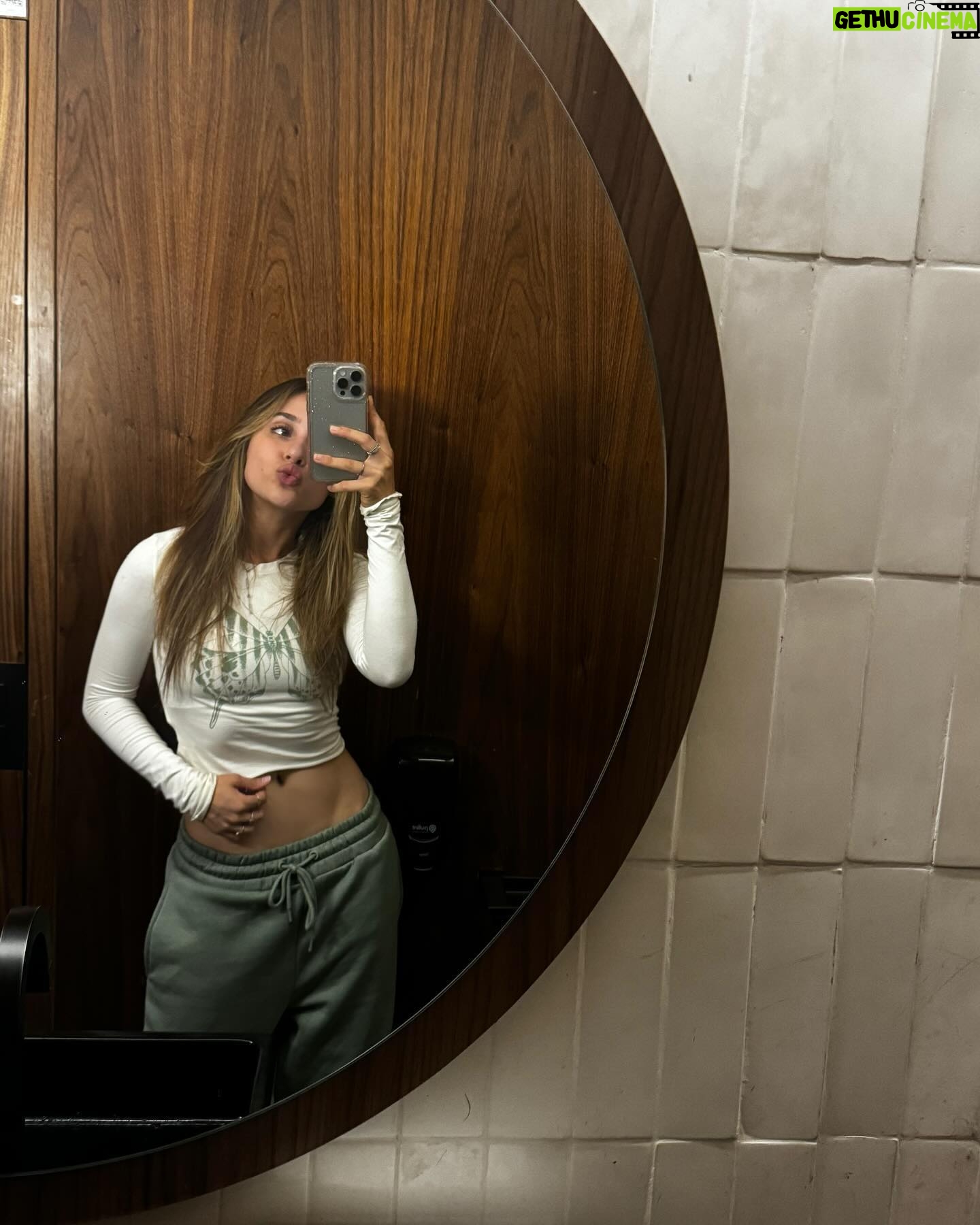 Bia Torres Instagram - PRIMEIRO DIA DE FÉRIAAAAS 🩵✨ valendo 1 beijo pra quem adivinhar pra onde estamos indo!!