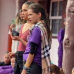 Bia Torres Instagram – Dump de tres dias lindos de competição em Campos. Que momento! 💜

A dança me reconstrói todas as vezes que meu mundo desaba. Quem dança sabe que, com o tempo, dançar vira refúgio, abrigo, remédio. 

Sou grata por poder aprender e ensinar. Grata por cultivar sonhos e fazer parte dessa história. Sinto orgulho da nossa mensagem e do nosso propósito. Orgulho do império digno que estamos construindo e de cada um dos pequenos castelos que levantamos no coração dos nossos alunos. Ver o resultado do nosso suor me faz ter certeza que estamos no caminho certo e que, de pouco em pouco, somos capazes de transformar.

A gente dança pra ser feliz e, é sério, o que não falta aqui é felicidade. No caos, na vitória, na derrota, no perrengue, na sala, no palco… nós somos muito, muito felizes. E é exatamente por isso, pelo amor que sentimos pelo que fazemos, que por onde nós passaremos, sempre, as pessoas saberão quem nós somos.