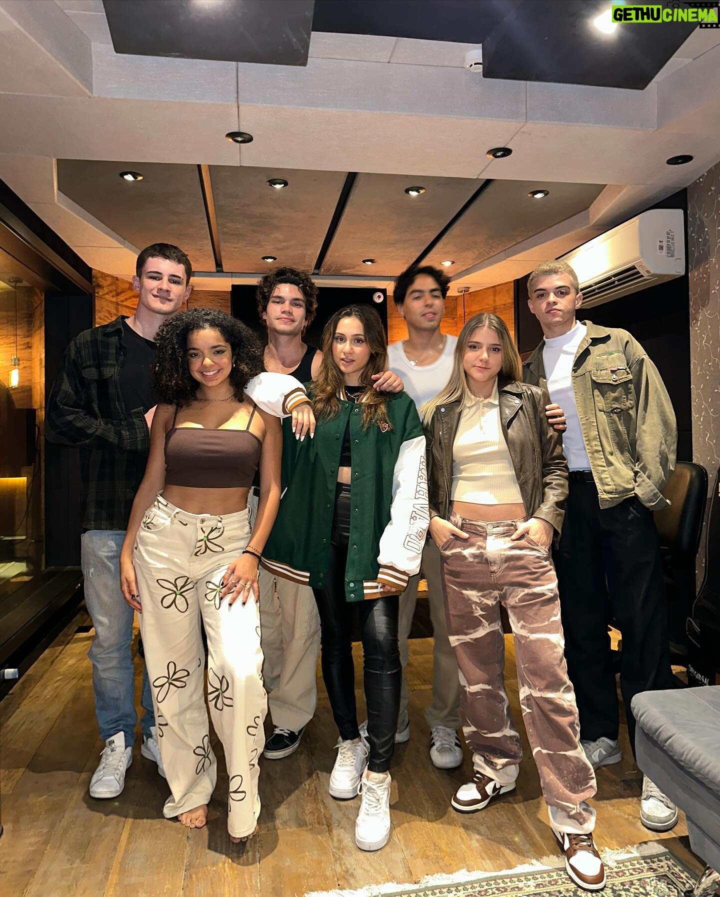 Bia Torres Instagram - EU NÃO SEI SE VOCÊ QUER MAS EU QUERIA QUE QUISESSEEEEE! 🩷😭 Música nova das @bffgirlsoficial @solo4oficial ✨ Quem mais tá no repeat por aí?